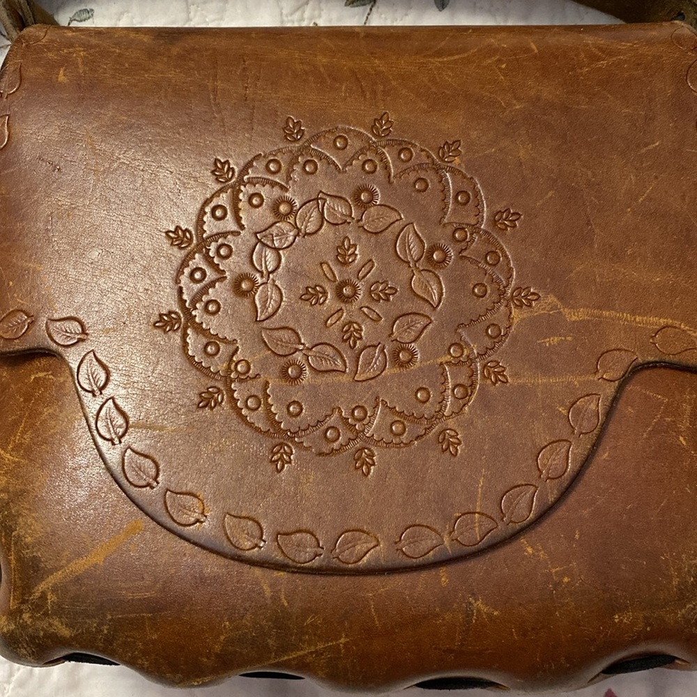 vintage western-style hand-tooled leather shoulder bag. 1970’s. Hand crafted
